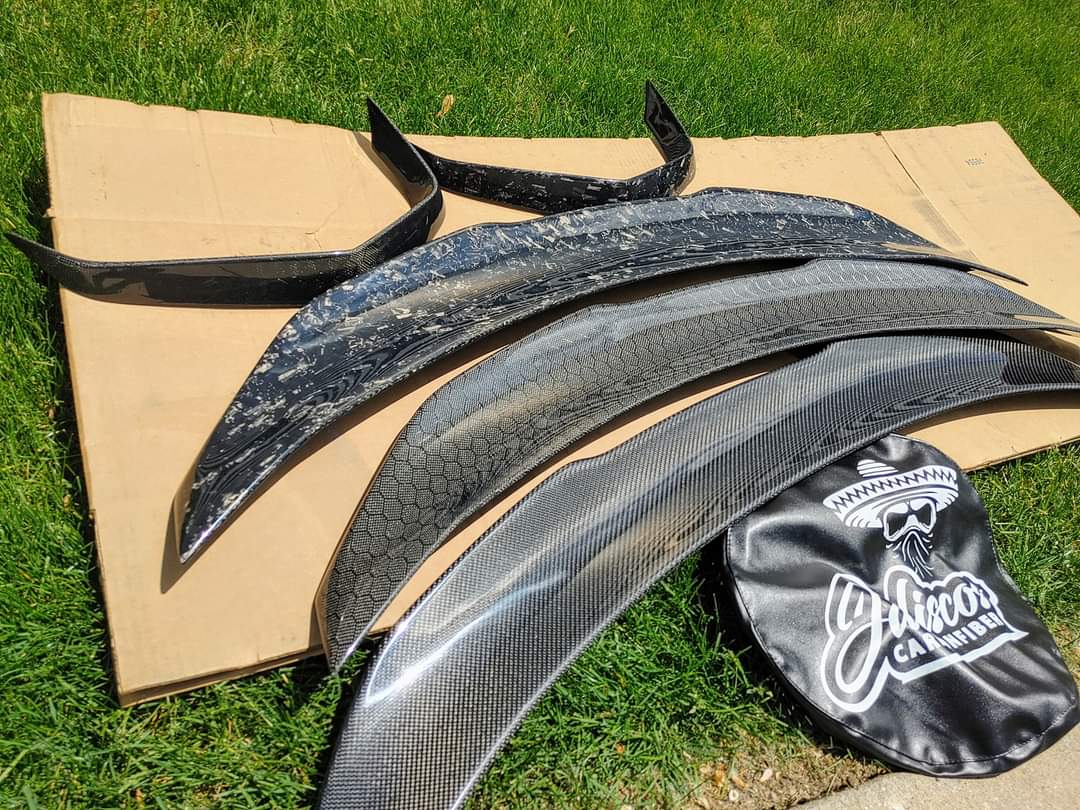 Detail of Jalisco's Real Carbon Fiber Spoiler, emphasizing the quality material and the double-sided tape application method.