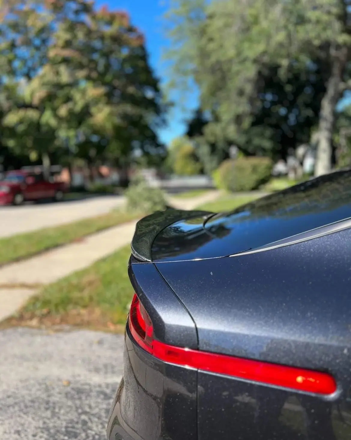 Side rear view of the KIA STINGER featuring the B-Design Duckbill Spoiler, demonstrating the spoiler's contribution to the car's dynamic silhouette